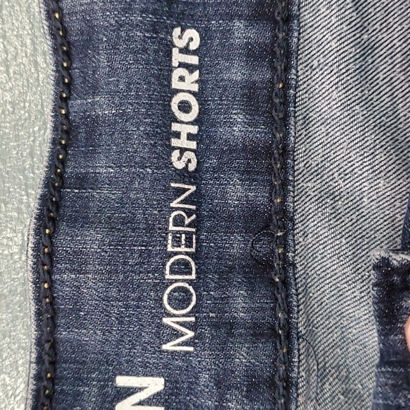 DENIZEN LEVIS MODERN SHORTS. Size 6, waist 28. Inseam 4". - Picture 3 of 10